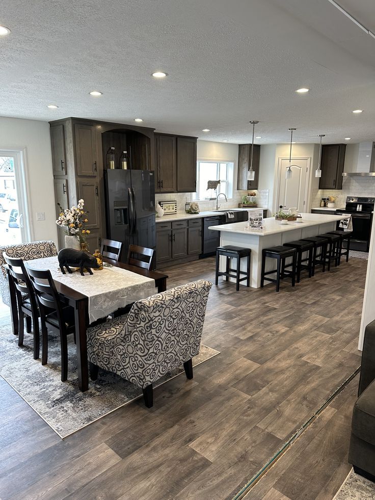 Kitchen and dining area, spotless